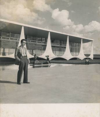 [Vladimir Herzog em frente ao Palácio da Alvorada, em Brasília]